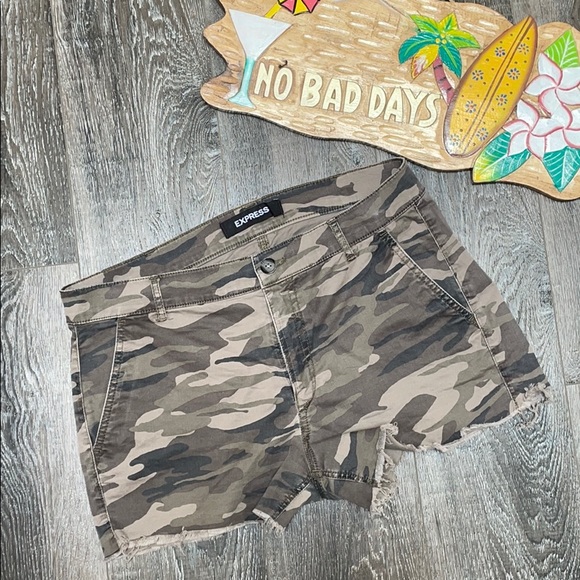 Express Camo Mid Rise Shorts - Picture 3 of 9